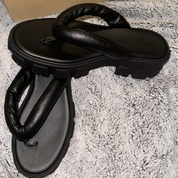 Forever 21 ~ Padded Thong Toe Platform Sandals - Picture 4 of 6